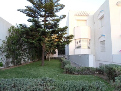 une grande villa meublée avec jardin et terrasse extérieure