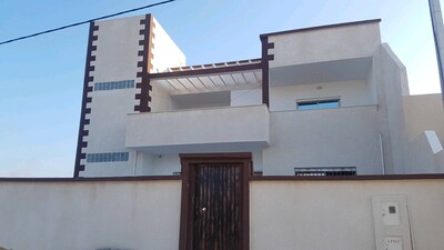 maison se compose par deux étages près de la mer