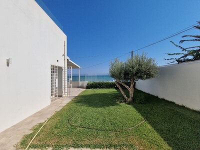 Villa prisme villa pied dans l'eau a vendre a Nabeul