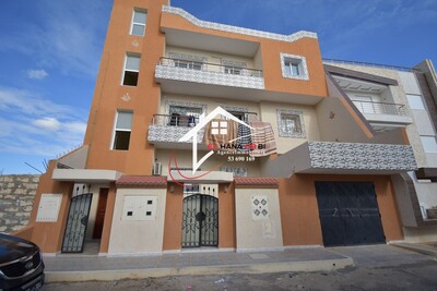 petite immeuble de trois appartements avec garage à vendre