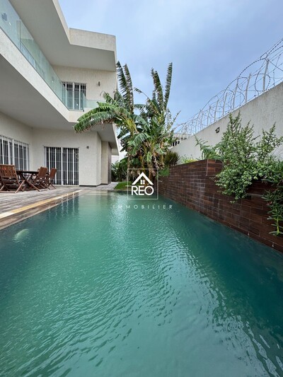 À Vendre : Luxieuse villa S+5 situé à La Soukra