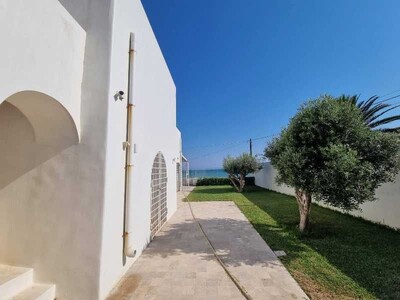 Villa prisme réf:  villa pied dans l'eau a vendre a Nabeul