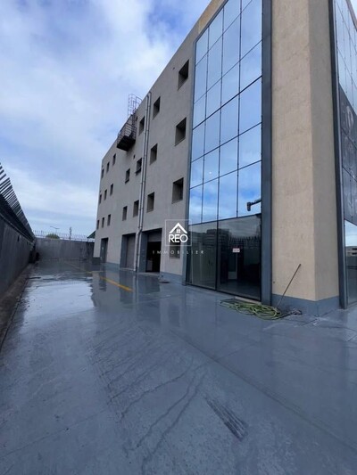 À LOUER OU À VENDRE : Un bâtiment situé au LAC