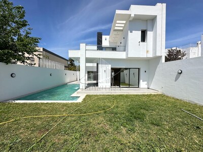villa est érigée sur deux niveaux
