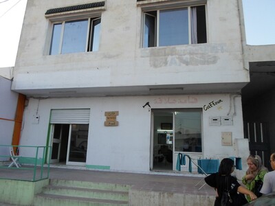 AV un immeuble à usage commercial à Barreket Esssahel