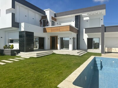 villa bien située superficie habitable de 320m²