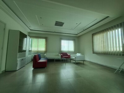 Bureau meublé 5 pièces 200 m² au 1er étage à la Zone Industrielle