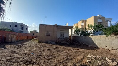 منزل مع قطعة أرض للبيع