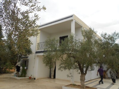 AV une grande maison +2studios à hammamet