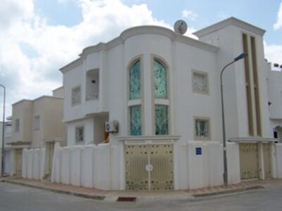 AV à la SOUKRA tunis villa de lux de 3 niv. indépendant