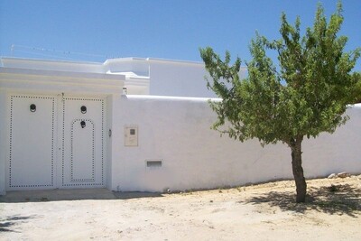 AV belle récente villa dans la compagne hammamet