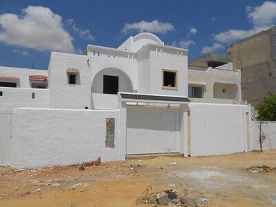 AV un beau duplex neuf inachevé à hammamet