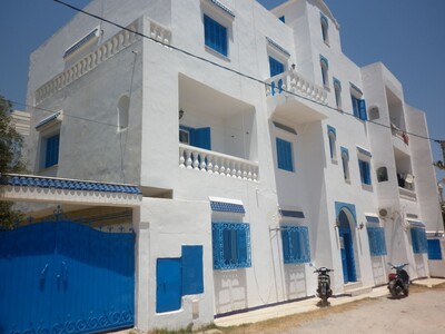 Immeuble R+2 en face Hôtel Aziza
