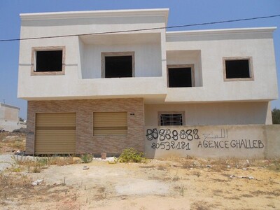 AV villa inachevée local +2appartements à hammamet nord