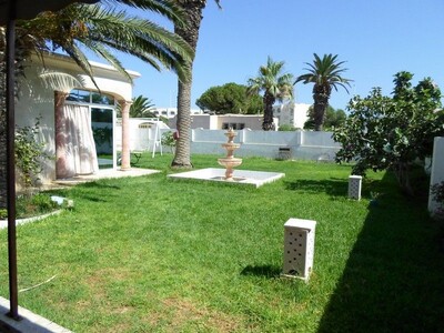 for sale villa with large garden 100 meters from the sea in Nabeul