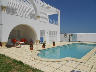 av agréable et spacieuse villa avec piscine à hammamet