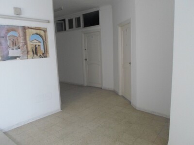 al petit bureau avec une pièce centre ville hammamet