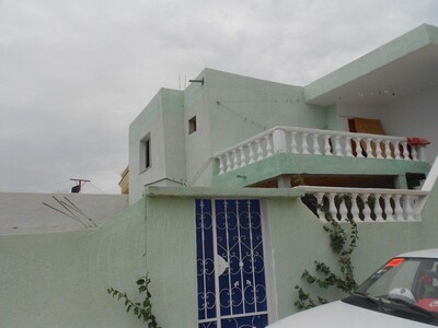 AV une petite villa avec 2locaux commerciaux