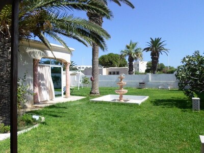 Villa with large garden fifty metres from the sea