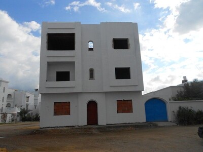 Petit immeuble trois niveaux à deux pas de la mer