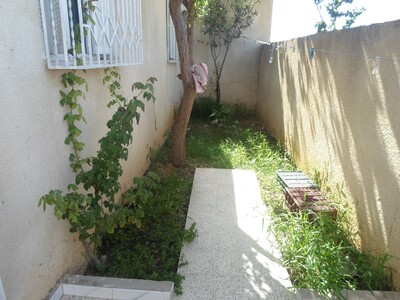 Av jolie maison avec un bout de jardin