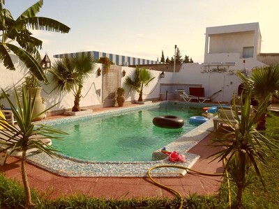 AV villa avec piscine dans une qaurtier calme et chic