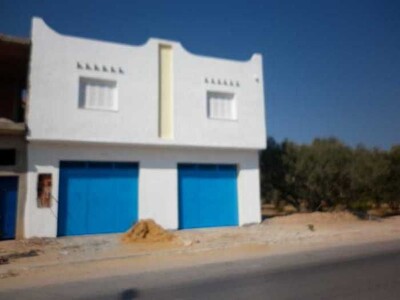AV maison plus 2 garages commerciaux