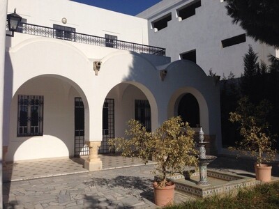 Beautiful and large villa with garden area chic