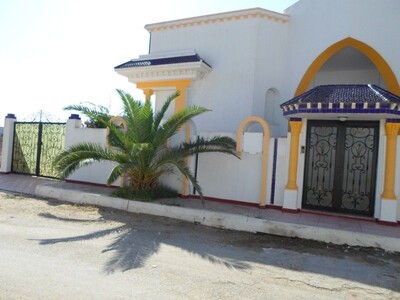 AV magnifique villa à Menzel Bouzelfa proche des services
