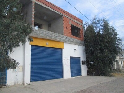 un affaire maison inachevée plus des locaux commerciaux