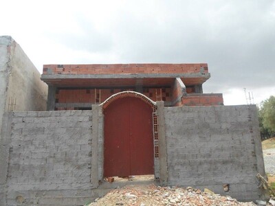 maison inachevée trés proche du centre ville
