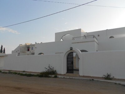 A deux pas de la zone touristique un grande villa haut standing