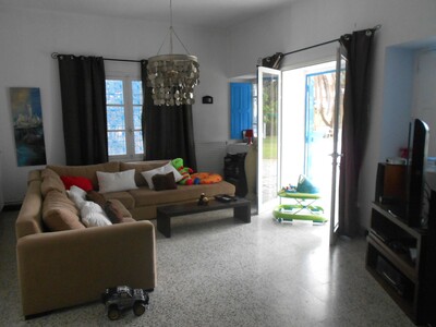 AL villa sur un grand espace verdoyant disposant d’une piscine