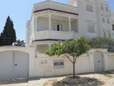 av spacieuse villa à Beni khiar