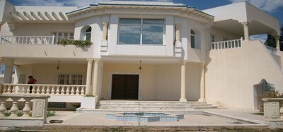 beautiful villa surrounded by a large garden