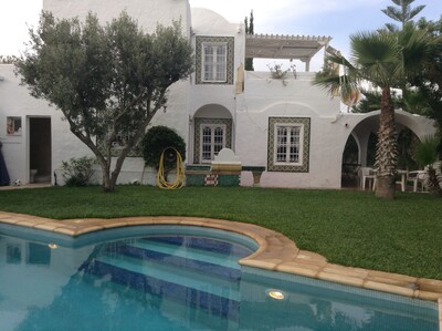 Élégante villa édifiée sur deux niveaux sur un beau terrain