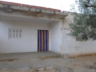 AV une maison inachevée proche de Hammamet sud