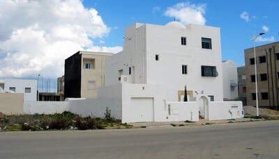 une immeuble de trois étages situés dans un quartier résidentiel