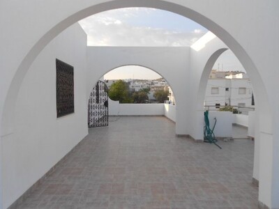 AV belle villa de haut standing avec un beau jardin Hammamet