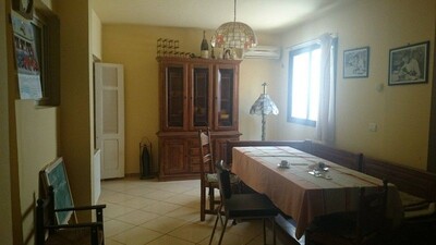 Construction sur deux niveaux avec local commercial