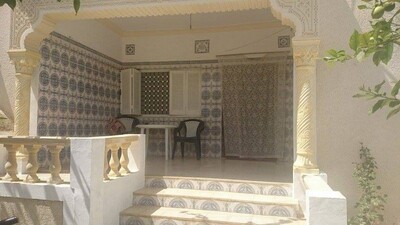 AV une maison avec une magnifique jardin