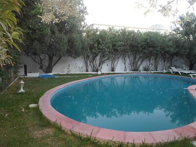 al une belle villa avec piscine et vue de mer