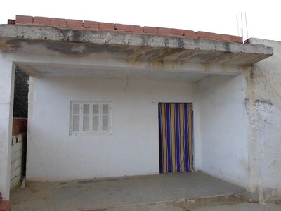 AV un maison calme inachevée dans un quartier calme aux alentours