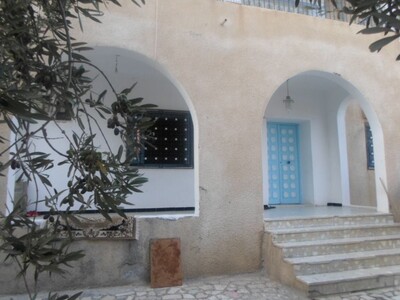 AV à hammamet un immeuble composé de RDC et un étage fini