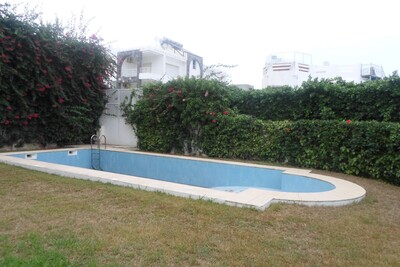 AL une grande villa avec un piscine et proche de la mer