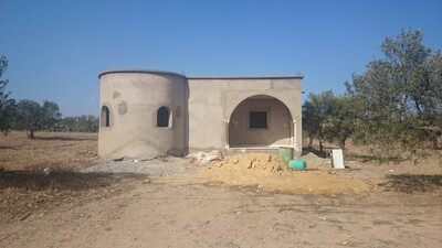 av une maison de compagne inachevée proche de Hammamet
