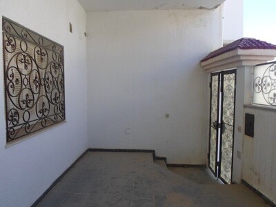 une maison avec étage à Menzel Bouzelfa