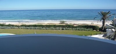 grand appartement pieds dans l'eau avec piscine