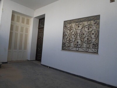 une maison avec un étage à Menzel Bouzalfa