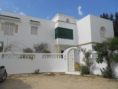 une grande villa imposante dans une zone résidentiel